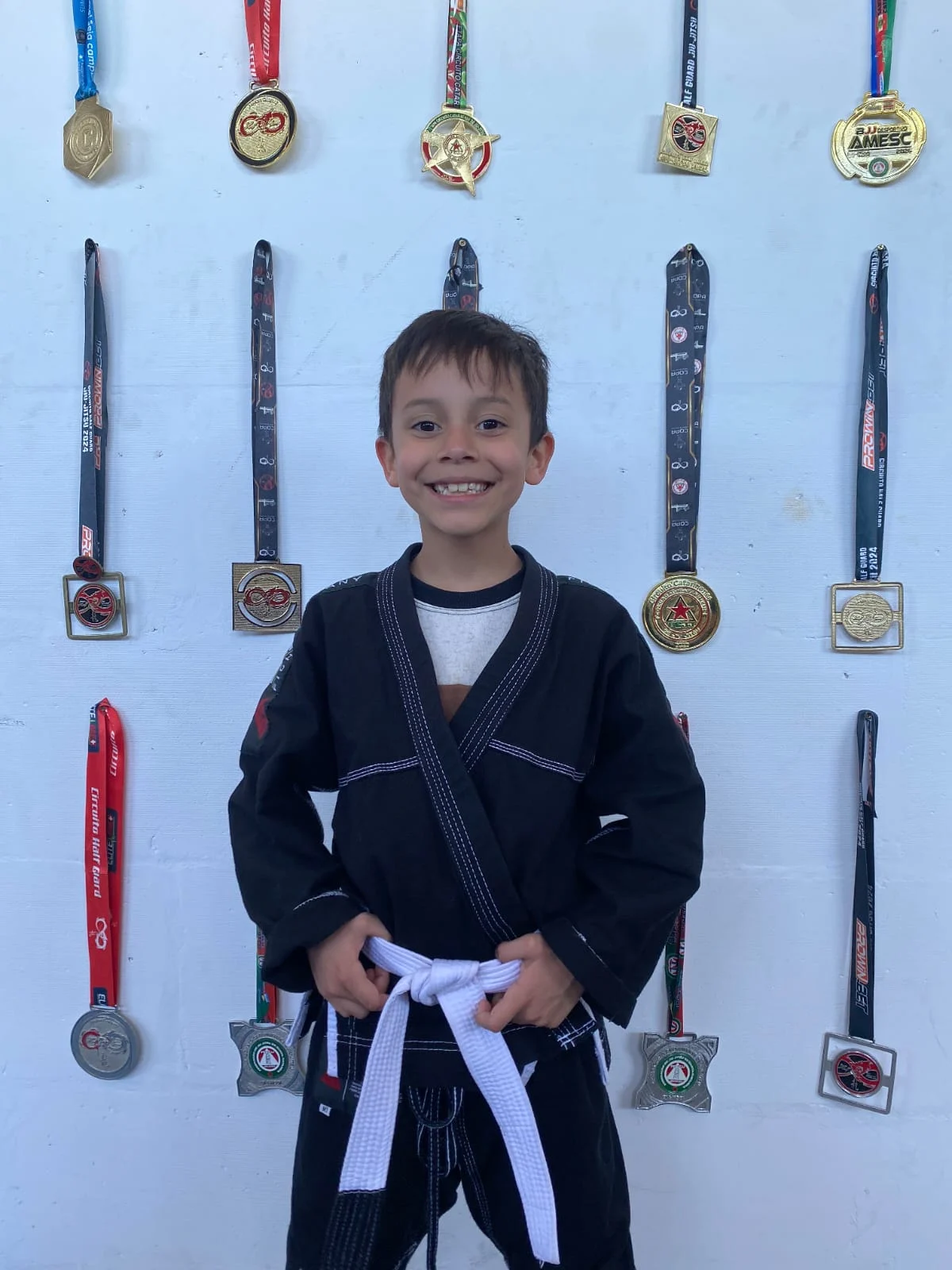 Aluno infantil sorrindo com seu kimono na Vanguard