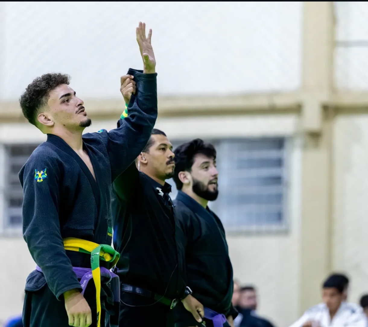 Helton com o braço erguido após uma luta de jiu-jitsu